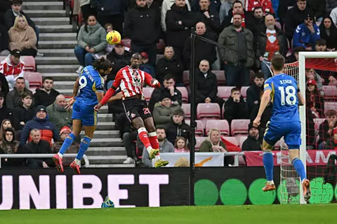 منقوصا من 6 لاعبين.. سندرلاند يكتفي بالتعادل على أرضه أمام ليدز 